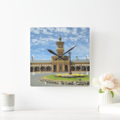 Journey through Time at Albury Station Quadratische Wanduhr (Zuhause)