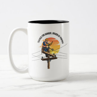 Journeyman Lineman Hero Sunset Illustration Zweifarbige Tasse