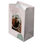 Joy Christmas | Moderne Foto Holiday Packaging Mittlere Geschenktüte (Rückseite Schrägansicht)