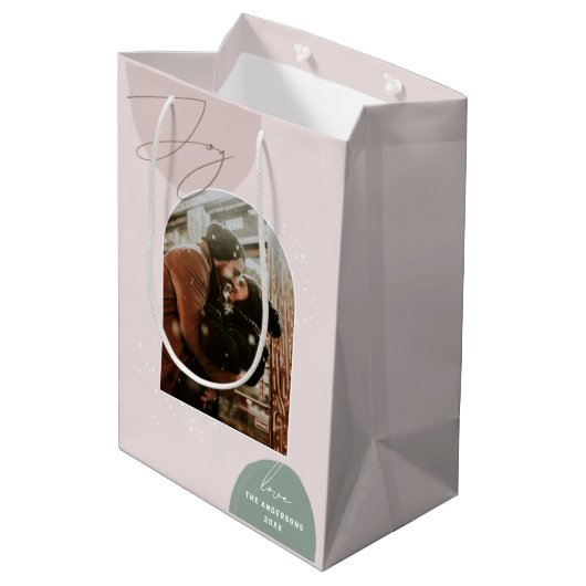 Joy Christmas | Moderne Foto Holiday Packaging Mittlere Geschenktüte (Rückseite Schrägansicht)