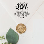 JOY Christmas Rücksendeadresse Personalisierter Na Permastempel<br><div class="desc">Freuen Sie sich auf die Personalisierte Weihnachtsnachtsbezeichnung Briefmarke mit dem Text "JOY" in der modernen Typografie,  begleitet von Schneeflocken mit Ihrem personalisierten Namen und Rücksendeadresse unten. Ideal für Weihnachtskarten,  Weihnachtskarten,  Weihnachts-Party Einladungen und Feiertagsgeschenke und -favoriten oder im Büro für Produkte oder Post. Von Evco Studio entworfen www.zazzle.com/store/evcostudio</div>