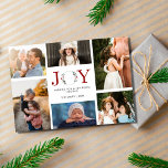 Joy Family Foto Collage Moderne Weihnachten<br><div class="desc">Eine moderne Foto Collage Joy Family Weihnachtskarte für die gemeinsame Nutzung Ihrer Fotos aus dem Jahr. Ihre Fotos sind das Herzstück dieser Sonderkarte. Ob es sich um einen aufrichtigen Augenblick, eine fröhliche Ansammlung oder ein festliches Porträt handelt, Ihre Bilder werden wunderbar in das Kartendesign integriert und Ihren Urlaubsgruß um eine...</div>