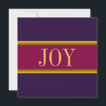 JOY Festive Colorful Burgundy Red Lila Stripes Feiertagskarte<br><div class="desc">Dieses schicke Urlaubsdesign besticht durch festliche,  goldgelbe und braune Pinstreifen,  die den modernen "JOY"-Text in einem breiten bordeauxroten Mittelstreifen und lila Außenstreifen hervorheben.</div>