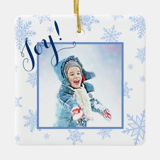 Joy! Festliches Baby Blue Snowflakes Weihnachtsfes Keramikornament (Vorderseite)