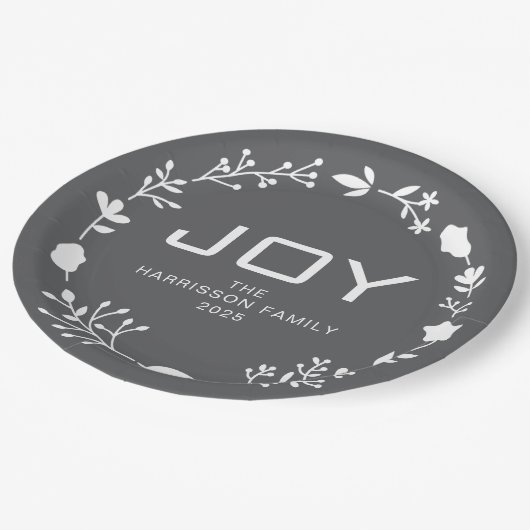 Joy Floral Christmas Wreath Family Custom Name Pappteller (Schrägansicht)