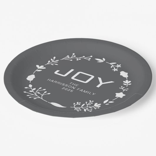 Joy Floral Christmas Wreath Family Custom Name Pappteller (Schrägansicht)