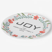 Joy Floral Christmas Wreath Family Custom Name Pappteller (Schrägansicht)
