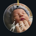 Joy Foto Custom Christmas Ornament<br><div class="desc">Foto-Ornamente sind das Geschenk, das Jahr für Jahr behalte. Wie kann man das Jahr besser erfassen als mit einem klassischen, aber modernen Foto-Ornament, das das Foto Ihrer Wahl und das Wort "Freude" in einem wunderschönen Script-Schriftart zeigt. Ideal für Ihren Baum oder als Geschenk. Koordiniert mit der Joy-Urlaubssammlung von Parcel Studio....</div>