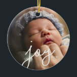Joy Foto Custom Christmas Ornament<br><div class="desc">Foto-Ornamente sind das Geschenk, das Jahr für Jahr behalte. Wie kann man das Jahr besser erfassen als mit einem klassischen, aber modernen Foto-Ornament, das das Foto Ihrer Wahl und das Wort "Freude" in einem wunderschönen Script-Schriftart zeigt. Ideal für Ihren Baum oder als Geschenk. Koordiniert mit der Joy-Urlaubssammlung von Parcel Studio....</div>