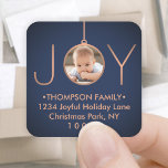 JOY Foto Navy Blue Christmas Return Address Label Quadratischer Aufkleber<br><div class="desc">Feiern Sie die einfachen Freuden der Saison mit diesen maßgeschneiderten Foto Marine blau und Imitate Kupfer Platz Rücksendeadressen-Aufkleber / Umschlag Aufkleber. Text auf dieser Vorlage ist leicht anzupassen. (IMAGE PLACEMENT TIP: Eine Möglichkeit, ein Foto genau so zu zentrieren, wie Sie gewollt haben, besteht darin, es einzuschneiden, bevor Sie es auf...</div>
