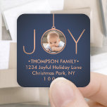 JOY Foto Navy Blue Christmas Return Address Label Quadratischer Aufkleber<br><div class="desc">Feiern Sie die einfachen Freuden der Saison mit diesen maßgeschneiderten Foto Marine blau und Imitate Kupfer Platz Rücksendeadressen-Aufkleber / Umschlag Aufkleber. Text auf dieser Vorlage ist leicht anzupassen. (IMAGE PLACEMENT TIP: Eine Möglichkeit, ein Foto genau so zu zentrieren, wie Sie gewollt haben, besteht darin, es einzuschneiden, bevor Sie es auf...</div>