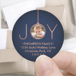 JOY Foto Navy Blue Christmas Return Address Label Runder Aufkleber<br><div class="desc">Feiern Sie die einfachen Freuden der Saison mit diesen maßgeschneiderten Foto Marine blau und Imitate Kupfer rund Rücksendeadressen-Aufkleber / Umschlag Aufkleber. Text auf dieser Vorlage ist leicht anzupassen. (IMAGE PLACEMENT TIP: Eine Möglichkeit, ein Foto genau so zu zentrieren, wie Sie gewollt haben, besteht darin, es einzuschneiden, bevor Sie es auf...</div>