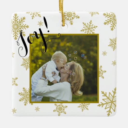 Joy! Fun Gold & White Snowflakes Weihnachten Foto Keramikornament (Vorderseite)