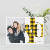 Joy | Gelbes Buffalo Kariertes Foto Urlaub Einladung (Stehend Vorderseite)