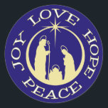 Joy Liebe Hope Peace Christmas Runder Aufkleber<br><div class="desc">Behalt Christus in deiner Weihnachtskorrespondenz und Aktivitäten mit diesem schönen Aufkleber "Joy Liebe Hope Peace". Der Text umkreist eine Krippe der goldenen Silhouette mit dem Stern von Bethlehem ganz oben. Alles ist auf einem dunkelblauen Hintergrund platziert,  um es wirklich zu heben.</div>