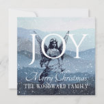 Joy Merry Christmas Card<br><div class="desc">Elegante Weihnachtskarte mit blauem Berghang mit Schnee und Engelüberlagerung. Serene und erdig Engel. Personalisieren Sie Ihre Daten mit Ihrem Familiennamen. Frieden und Freude sind das,  was wir in diesen Zeiten sehnen.</div>