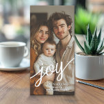 Joy - Modernes Script Foto - einfach Feiertagskarte<br><div class="desc">Weiße Schrift über Portrait Foto - Thema oben. Ein vollständiges Bild ist auf der Vorderseite enthalten. Ein schlichtes und stilvolles Urlaubsdesign,  das Ihre Fotos hervorhebt. Wenn Sie irgendwelche Probleme mit Ihren Bildern oder Text haben,  klicken Sie auf die Schaltfläche Anpassen und Sie können Dinge verschieben und Änderungen vornehmen.</div>
