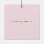 JOY | Modernes Weihnachtsgeschenk in Rot und Rosa Keramikornament (Rückseite)