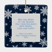 Joy! Navy Blue & White Snowflakes Weihnachts-Foto Keramikornament (Rückseite)