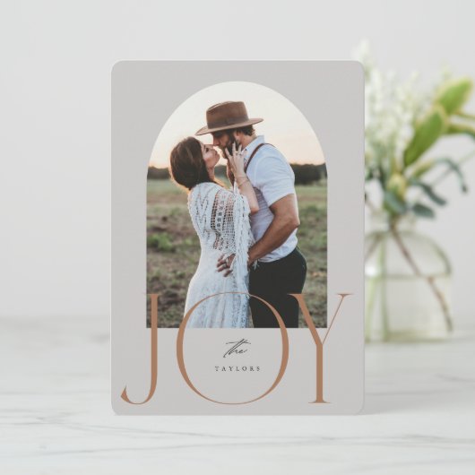 JOY Newlywed Just Married Christmas Card Feiertagskarte (Stehend Vorderseite)