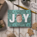 Joy Peekaboo Weihnachts-Foto Hübsch Green Floral Feiertagskarte<br><div class="desc">Schöne grüne Blumenkarte mit Ihrem Foto oder Ihrer Familie, die den mittleren Buchstaben des Wortes JOY ausfüllt. Diese coolen Weihnachtskarten der Vintagen Blume verbinden altmodische und trendige Formen mit stilvollem Text über retro verblassten Blume. Geben Sie Ihren Freunden einen Spaß, peekaboo sehen Sie Ihr Jahr mit einem Bild schmücken das...</div>