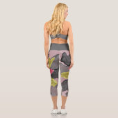 Joy, Pink Green Anthracite Fantasy Blume Fraktal Capri Leggings (Rückseite)