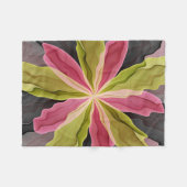 Joy, Pink Green Anthracite Fantasy Blume Fraktal Fleecedecke (Vorderseite (Horizontal))