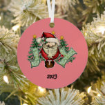 Joy Santa Christmas Ornament Aus Metall<br><div class="desc">Dieses Joy Weihnachtsmetallschmuck wird dieses Jahr auf Ihrem Weihnachtsbaum stolz sein. Mit einem luxuriösen,  weißen Band zum Aufhängen und der Möglichkeit eines niedlichen Geschenktüchens,  um es zu halten,  personalisieren Sie mit einem Namen,  Jahr und Hintergrundfarbe.</div>