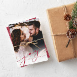 Joy Script | Elegante vertikale Weihnachten<br><div class="desc">Unsere schlichte und elegante Urlaubsfotokarte bietet Ihnen Ihr liebstes,  voll blass- oder porträtorientiertes Foto,  das ganz unten in Weiß verblasst. "Joy" erscheint als klassisches Cranberry rotes Skriptüberlagern mit Ihren Namen oder Familiennamen und dem Jahr. Karten kehren in ein Wintermuster um,  das Blätter.</div>