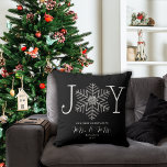 Joy Snowflake Erste Weihnachten als Mr & Mrs. Kissen<br><div class="desc">Fügen Sie Ihrer Zuhause eine Touch strahlender Urlaubeleganz hinzu mit dem 'Joy Snowflake First Christmas als Mr & Mrs.' Throw Kissen. Das Wort "Freude" ist wunderschön mit einem silbernen Schneeflocken gefertigt, der das Design mit einer magischen Touch verbindet. Feiern Sie Ihr erstes Weihnachtsfest als verheiratetes Paar mit diesem einzigartigen und...</div>