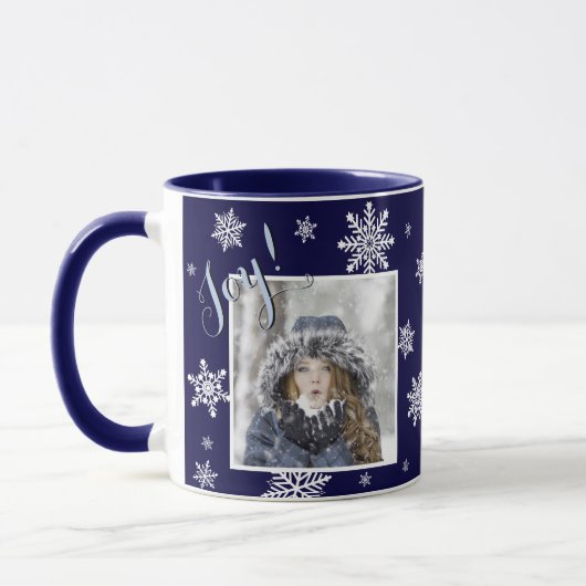Joy! Weißes Snowflake Foto Rahmen Navy Blue Tasse (Links)