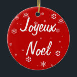 Joyeux Weihnachten Keramikornament<br><div class="desc">Ein Ornament mit rotem Hintergrund,  weiße Schneeflocken und Joyeux Weihnachten.</div>