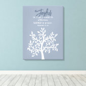 Joyful Blue Bible Verse und einfache Bäume Leinwanddruck (Insitu (Holzboden))