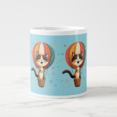 Joyful Calico Cat Sky Adventure Illustration Jumbo-Tasse (Vorderseite)