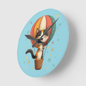 Joyful Calico Cat Sky Adventure Illustration Runde Wanduhr (Winkel)