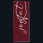 Joyful Calligraphy Merry Christmas Name Burgundy Geschenktüte Für Weinflaschen<br><div class="desc">Fröhlicher Weihnachtsname Kalligraphie Burgund. Personalisieren Sie sich einfach mit Ihrem Gruß und Ihren Namen. Joyful ist in einem modernen,  spielerisch-weißen Set-Skript,  das auf Wunsch in eine andere Farbe geändert werden kann,  wie auch die Hintergrundfarbe durch weitere Bearbeitung. Auf der Rückseite wird Joyful gedreht und läuft von unten nach oben.</div>