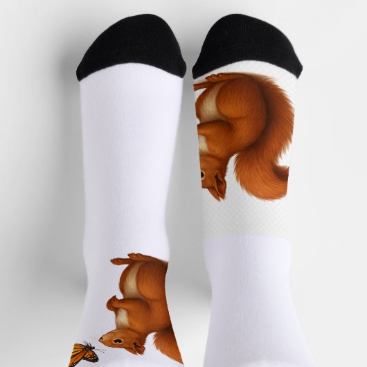 Joyful Chase – Happy Squirrel & Butterfly Socken (Oben)