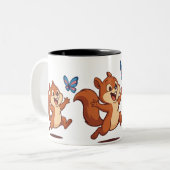 Joyful Chase – Happy Squirrel & Butterfly Zweifarbige Tasse (Vorderseite Links)