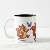 Joyful Chase – Happy Squirrel & Butterfly Zweifarbige Tasse (Links)