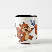 Joyful Chase – Happy Squirrel & Butterfly Zweifarbige Tasse (Mittel)