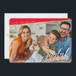 JOYFUL CHRISTMAS FOTO Moderne Kalligraphie Rotes G Feiertagskarte<br><div class="desc">von kat massard >>> www.simplysweetPAPERIE.com <<< Eine stilvolle Urlaubskarte mit einem kalligraphischen Schriftart für den Aufdruck "fröhlich", in traditionellem Rot und einem Goldtuch. Maximaler Platz, um Ihre schöne Familie auch zu zeigen! TIPS 1. Um das Foto zu verändern, drücken Sie den Knopf "Anpassen". 2. Sie können auch die Schriftart ändern,...</div>