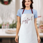 Joyful Elegant Burgundy Calligraphy Schürze<br><div class="desc">Joyful Elegant Burgundy Kalligraphie mit bordeauxfarbenen Riemen. Alle Farben können nach Bedarf geändert werden.</div>