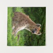 Joyful Hyena Amidst Greenery Wandteppich (Vorderseite (Horizontal))