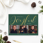 Joyful Modern Green and Gold Script Foto Collage Folien Feiertagskarte<br><div class="desc">Diese schicke Weihnachtskarte mit individuellem Stil und minimalistischem Design mit 3 Fotos Vordergrund und moderner und eleganter Schriftzeichen-Typografie in echter Goldfolie mit hellgrüner Hintergrundfarbe. Personalisieren Sie den einfachen Nachnamen oder die Unterschrift der Familie und das Jahr, und wählen Sie eine zusätzliche Nachricht auf der Kartenrückseite. Auf der Rückseite ist ein...</div>