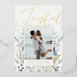Joyful Modern Script Foto Folien Feiertagskarte<br><div class="desc">Verbringen Sie einen Feiertagsjubiläum mit dieser modernen und eleganten Weihnachtskarte mit einem Blumenrahmen aus weichem pastellfarbenem Foto und blauen Weihnachtsbeeren. Mit Ihrer Wahl von Rose Gold,  Gold oder Silber reale Folie.</div>