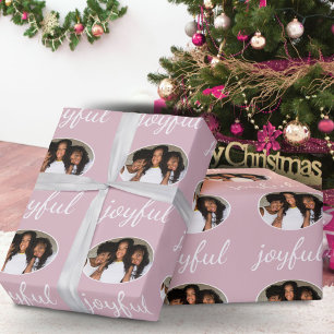 Joyful Pastell Pink Script Weihnachtsfeiertag Foto Geschenkpapier