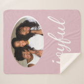 Joyful Pastell Pink Script Weihnachtsfeiertag Foto Sherpadecke (Vorderseite (Horizontal))