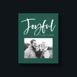 Joyful Script | Grün Leinwanddruck<br><div class="desc">Zeigen Sie Ihr Lieblings-Foto mit unserem Joyful-Script-Leinwand-Druck. Der Leinwand-Druck enthält das Wort "Joyful" in einem weißen,  handgeschriebenen Schrift mit dem Foto,  das in grün gerahmt ist. Personalisieren Sie den Ausdruck,  indem Sie Ihren Namen oder benutzerdefinierten Text hinzufügen.</div>