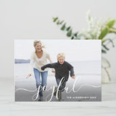 Joyful Script Holiday Foto Card Feiertagskarte (Stehend Vorderseite)