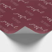 Joyful Script Merry Weihnachtsname Burgundy Geschenkpapier (Ecke)